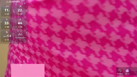 Snapshot of larsonmia chatting on November 2025 12:26:01 PM MIA online show from November 2025 12:26:01 PM