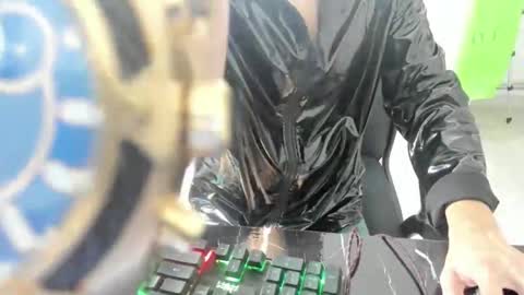 latin_lover2005 online show from November 2025 10:32:02 PM