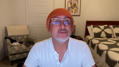 Snapshot of latinnous chatting on October 2025 02:45:01 AM QS - INDEPENDENT MODEL online show from October 2025 02:45:01 AM