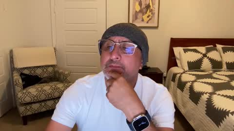 Snapshot of latinnous chatting on October 2025 04:31:01 AM QS - INDEPENDENT MODEL online show from October 2025 04:31:01 AM