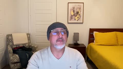 Snapshot of latinnous chatting on November 2025 04:33:02 AM QS - INDEPENDENT MODEL online show from November 2025 04:33:02 AM