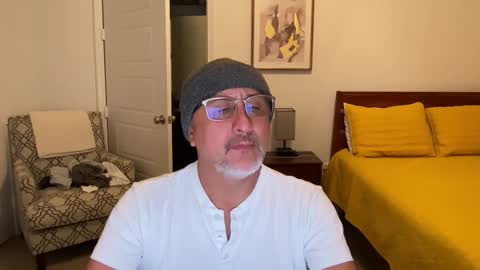 Snapshot of latinnous chatting on November 2025 05:57:01 AM QS - INDEPENDENT MODEL online show from November 2025 05:57:01 AM