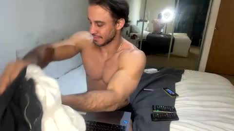 latino_rodri online show from April 2026 07:06:02 PM