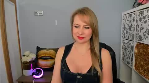 Snapshot of latoyasensual chatting on February 2025 09:20:02 PM Latoya online show from February 2025 09:20:02 PM