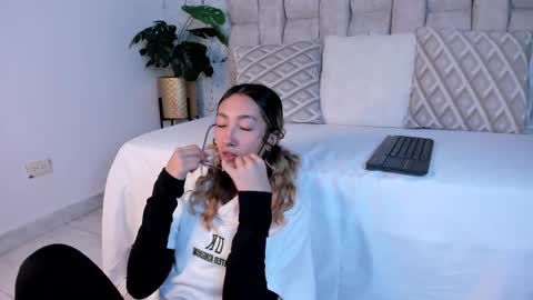 Snapshot of laumiller chatting on September 2025 08:56:01 PM Lau Miller online show from September 2025 08:56:01 PM