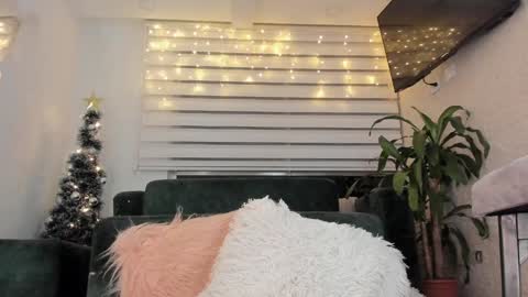 laura cruz online show from December 2024 03:21:02 AM