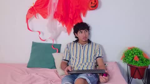 laura_and_kevin online show from October 2025 02:51:02 PM