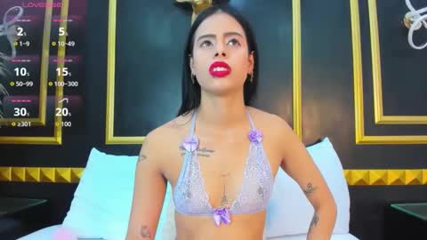 L A U R A online show from November 2025 12:15:02 PM