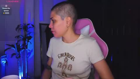 Snapshot of laura_r23 chatting on December 2024 10:44:02 AM Laura Rose online show from December 2024 10:44:02 AM