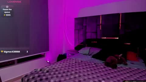 Snapshot of laura_r23 chatting on March 2025 02:57:02 AM Laura Rose online show from March 2025 02:57:02 AM