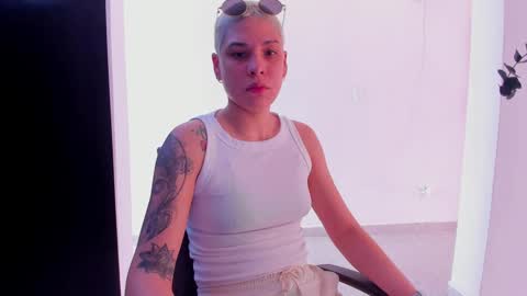 Snapshot of laura_r23 chatting on September 2025 05:57:02 PM Laura Rose online show from September 2025 05:57:02 PM