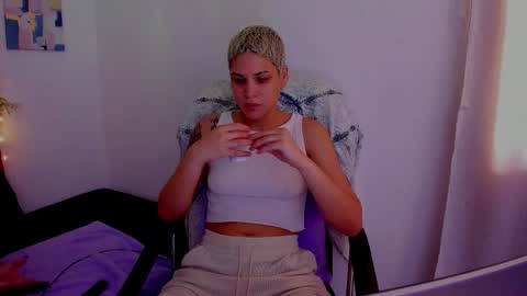 Snapshot of laura_r23 chatting on October 2025 04:49:02 PM Laura Rose online show from October 2025 04:49:02 PM