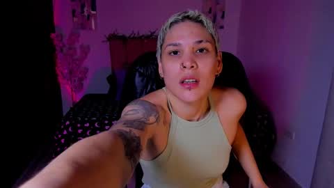 Snapshot of laura_r23 chatting on October 2025 12:58:01 PM Laura Rose online show from October 2025 12:58:01 PM