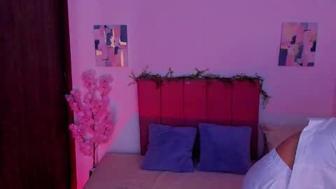 Snapshot of laura_r23 chatting on October 2025 05:31:02 PM Laura Rose online show from October 2025 05:31:02 PM