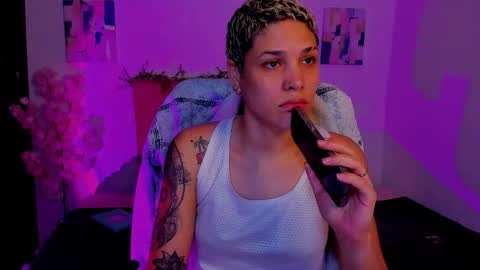 Snapshot of laura_r23 chatting on October 2025 07:30:02 PM Laura Rose online show from October 2025 07:30:02 PM