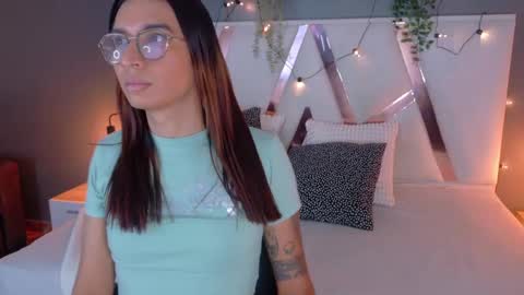 lauraagomezz__ online show from September 2025 08:43:01 PM