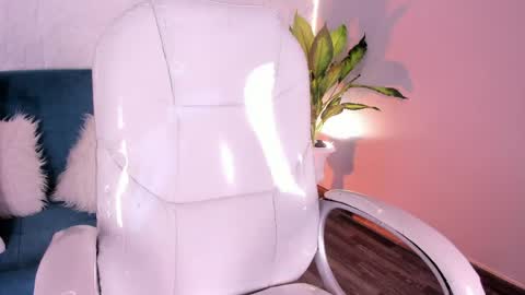 Snapshot of lauracarther chatting on April 2026 02:51:02 AM LauraCarther online show from April 2026 02:51:02 AM