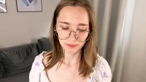 Snapshot of lauracollins__ chatting on June 2026 02:11:01 PM May online show from June 2026 02:11:01 PM