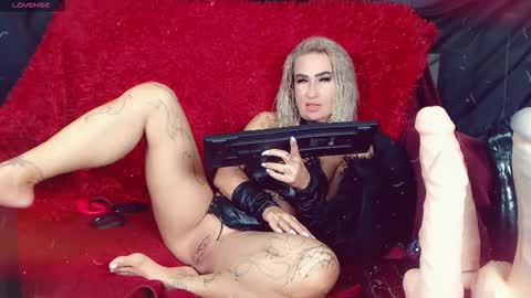 Snapshot of lauracrystall chatting on October 2025 05:10:01 PM LauraCrystall online show from October 2025 05:10:01 PM