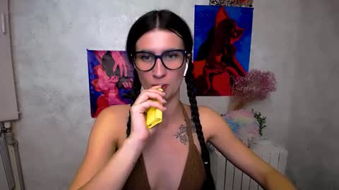 Snapshot of lauradre_ chatting on September 2025 09:21:02 AM Laura online show from September 2025 09:21:02 AM
