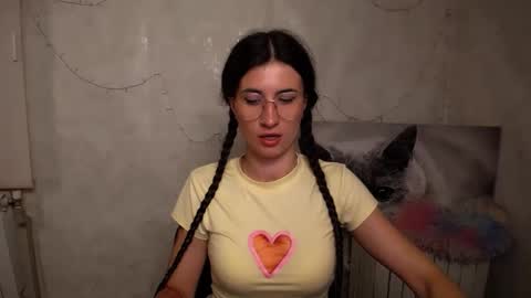 Snapshot of lauradre_ chatting on May 2026 07:37:01 AM Laura online show from May 2026 07:37:01 AM