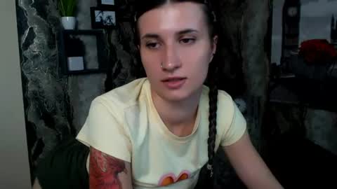 Snapshot of lauradre_ chatting on June 2026 05:56:01 AM Laura online show from June 2026 05:56:01 AM