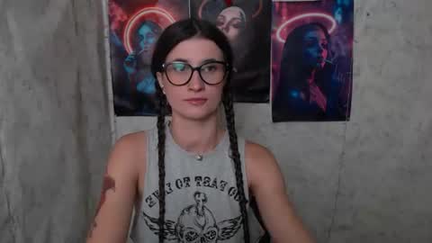 Snapshot of lauradre_ chatting on July 2026 08:52:02 AM Laura online show from July 2026 08:52:02 AM