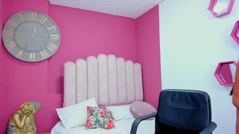 Laura Glowing online show from December 2024 06:04:01 AM