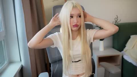 Laura online show from November 2025 07:10:02 AM