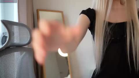 Laura online show from November 2025 07:53:01 AM