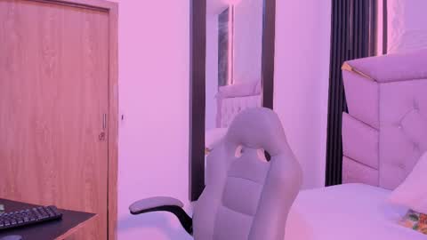 Laurem online show from September 2025 07:29:01 PM