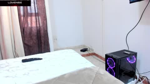 laurencurve online show from September 2025 12:16:02 PM