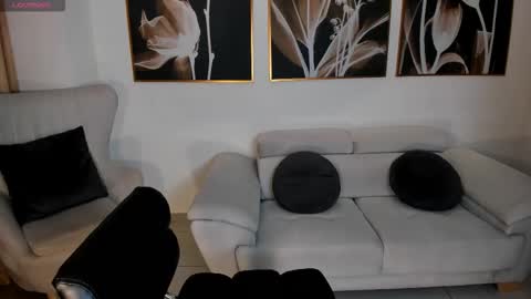 Snapshot of laurentconnor chatting on October 2025 03:29:01 AM Lau online show from October 2025 03:29:01 AM