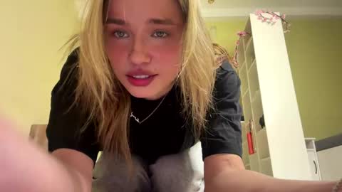Snapshot of laurineleconey chatting on April 2026 09:35:02 AM Bella online show from April 2026 09:35:02 AM