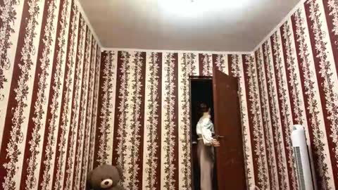 Snapshot of laurynwaltenbaugh chatting on October 2025 06:41:02 PM La online show from October 2025 06:41:02 PM