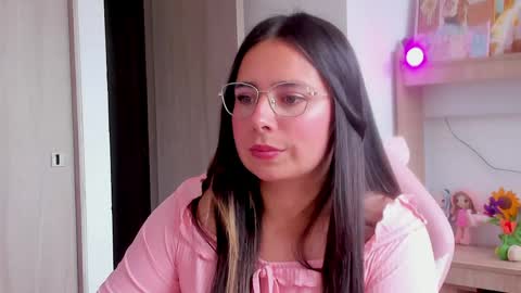 Snapshot of lauu_r chatting on May 2026 05:43:02 PM online show from May 2026 05:43:02 PM