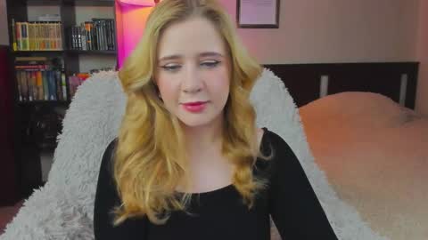 Snapshot of lavender_tender chatting on September 2025 07:15:02 PM Lav online show from September 2025 07:15:02 PM