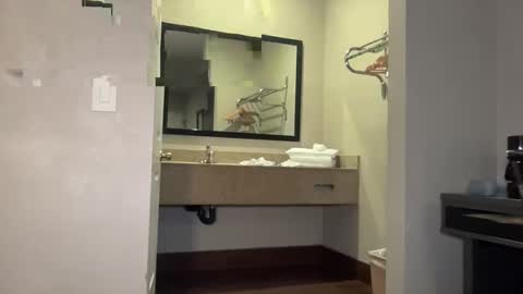 layla online show from October 2025 08:00:02 AM