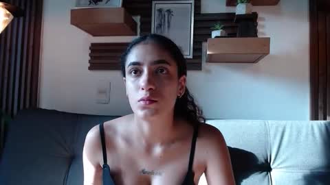 Layla online show from November 2025 09:03:02 PM