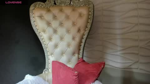 Layla online show from April 2026 08:01:02 PM