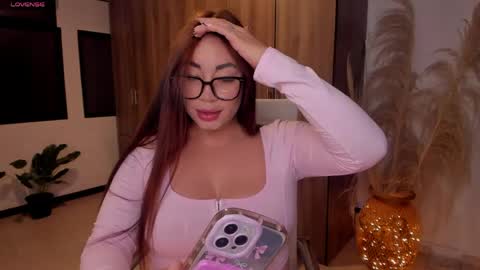 Snapshot of leah_01 chatting on May 2026 01:22:02 AM Leah online show from May 2026 01:22:02 AM