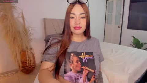 Snapshot of leah_01 chatting on June 2026 01:00:01 AM Leah online show from June 2026 01:00:01 AM