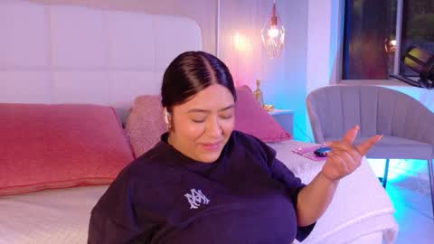 Snapshot of leah_bensoon chatting on September 2025 04:18:01 PM Leah online show from September 2025 04:18:01 PM