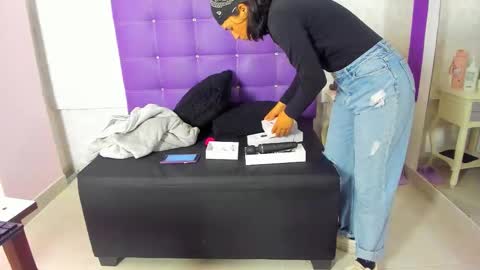 leamoreau__ online show from November 2025 11:31:02 AM