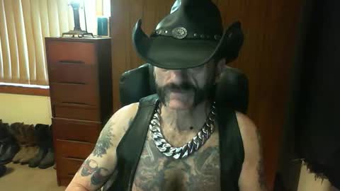 Snapshot of leathergreaser chatting on November 2025 08:22:02 PM leathergreaser online show from November 2025 08:22:02 PM