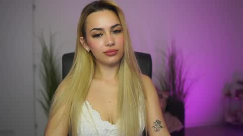 LegallyBlonde18 online show from April 2026 06:19:01 PM