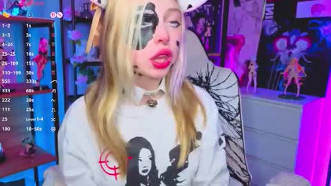 Leila online show from November 2025 05:35:02 PM