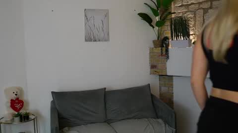 leokitty  online show from February 2026 01:59:01 PM