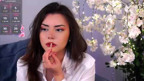 Mia online show from November 2025 08:41:01 AM