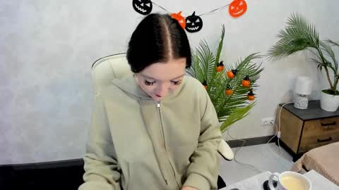 Snapshot of lesley_wins chatting on October 2025 04:00:02 AM Lesley online show from October 2025 04:00:02 AM